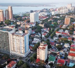 - Especulação e falta de credibilidade, aspectos que o sector precisa combater, referem especialistas do ramo. Parece que o ambiente de certa desordem tem vindo a comprometer investimentos no imobiliário e a inibir um crescimento consistente deste ramo. O sector reclama uma regulação e ambiente institucional adequado, para que o seu contributo social e económico esteja dentro do desejado. Os agentes económicos do ramo, acham por isso ser urgente a implementação de algumas reformas. Um estudo da Key Value Consultores, evidencia o peso substancialmente económico do sector imobiliário. Com efeito, o subsector residencial tem actualmente um valor de mercado de cerca de US $1,3 biliões, com um investimento de cerca de US$750 milhões, estimando-se um contributo de cerca de US$2,7 milhões em IPRA. A área de escritórios em Maputo gera de rendas cerca de US$50,0 milhões por ano e cerca de $8,5 milhões de IVA. Foram realizados nesta área, em específico, investimentos avaliados em cerca de US$ 380 milhões. “Em 10 anos podemos estar a falar num investimento total no sector imobiliário de cerca de $1,5 biliões em Maputo que para um mercado emergente é muito interessante”, destaca João Catela. Referindo-se a situação no resto do País, o nosso entrevistado indicou que “nas províncias deveremos estar num valor de cerca de $500 milhões” Em entrevista ao "O.Económico", sobre o desempenho e tendências do sector imobiliário moçambicano, João Catela, consultor imobiliário e partner da "Keyvalue consultores", disse que o sector precisa de reformas institucionais e macroeconómicas, “só assim é que se pode pensar num crescimento sustentável deste sector”. Analisando a conjuntura do “imobiliário” Gonçalo Marques, partner da Real Estate Consulting, uma agência consultora do sector imobiliário, destaca a informalidade prevalecente no sector. “O facto de ainda existirem muitos operadores informais no agenciamento imobiliário, cria disrupções”, pois no seu entender, “por não obedecerem aos standards e normas sectoriais, fazem com que a percepção quanto a credibilidade e confiança seja muito baixa”. “É por estas e outras razões que se justifica a regulação do sector com vista a padronizar os serviços prestados e tornar o sector mais credível e menos especulativo, e por via disso crescer de forma consistente”, frisou Gonçalo Marques. Apesar das adversidades, imobiliário regista um crescimento significativo As mais recentes adversidades sociais, económicas e de saúde publica, vieram pressionar o sector que já se encontrava deprimido. Apesar desse impacto negativo provocado pelas recentes crises, os operadores do sector convergem na ideia de que o sector imobiliário moçambicano registou nos últimos 10 anos crescimentos significativos e que foi ela a década do despontar desse sector. João Catela, faz notar que do total dos 250 mil metros quadrados do parque imobiliário existente actualmente em Maputo, 200 mil foram construídos nos últimos 10 anos. Este crescimento dos últimos 10 anos, para Gonçalo Marques, foi resultado do aumento de procura por escritórios para as operações dos projectos de petróleo e gás, pela entrada massiva de ONG´s e o aumento de empresas de construção civil.