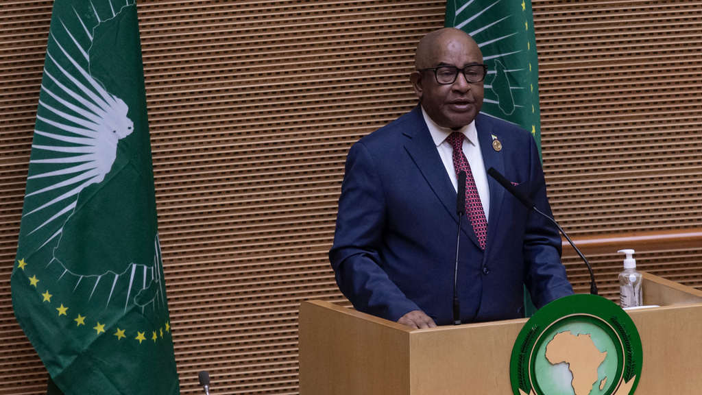 Novo líder da União Africana pede cancelamento da dívida do continente