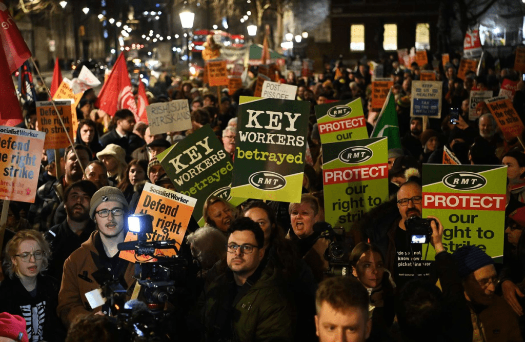 <strong>Reino Unido enfrenta maior greve em mais de uma década</strong><strong></strong>
