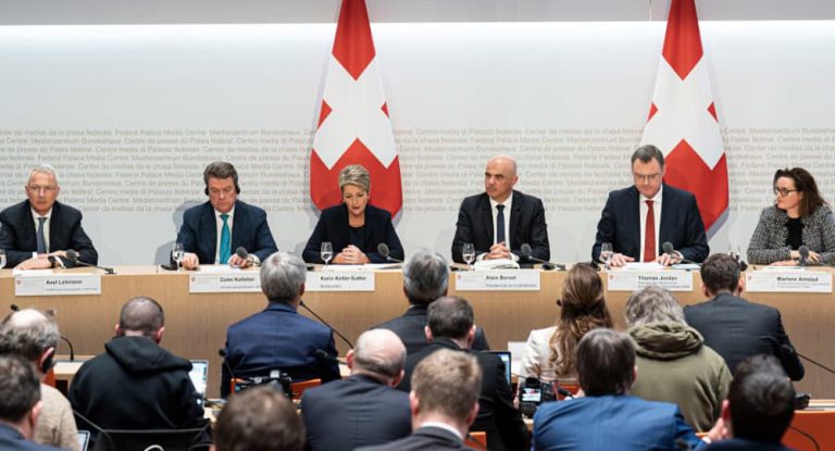 UBS compra Credit Suisse por US$ 3,2 mil milhões