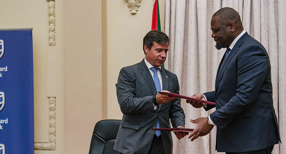 Bernardo Aparício, Administrador-Delegado do Standard Bank  e Presidente do Conselho Municipal de Maputo, Rasaque Manhique