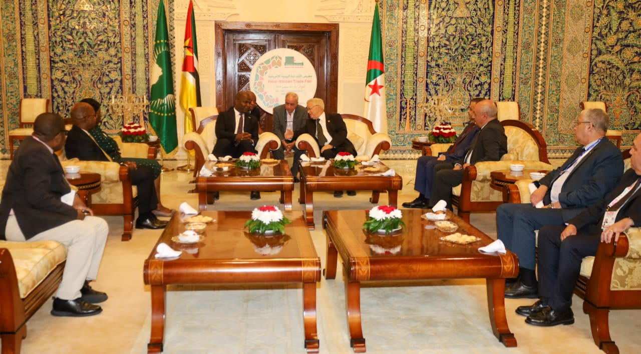 Presidente-Daniel-Chapo-recebido-em-Argelia-para-a-visita-de-trabalho-a-convite-do-homologo-Abdelmadjid-Tebboune-1