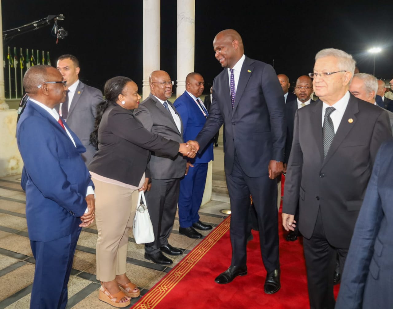 Presidente-Daniel-Chapo-recebido-em-Argelia-para-a-visita-de-trabalho-a-convite-do-homologo-Abdelmadjid-Tebboune-2 (1)
