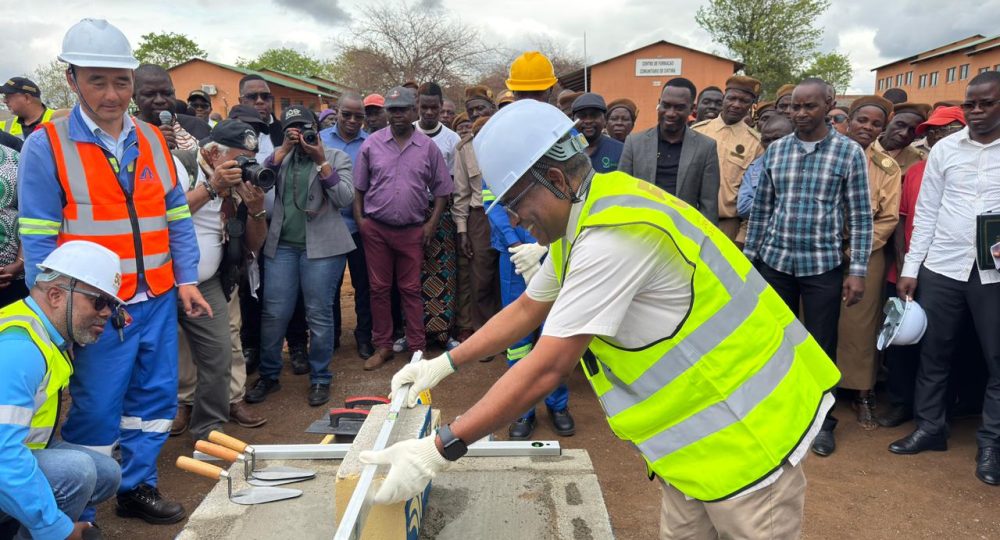 3 - Minstro da Saúde - Lançamento da primeira pedra
