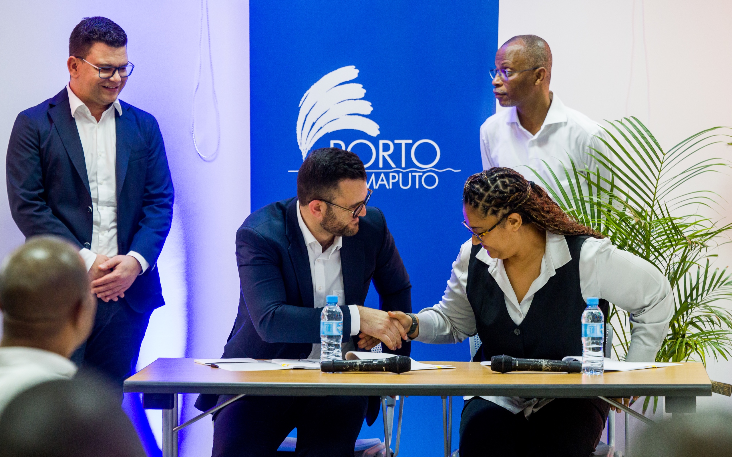 Assinatura-do-contrato-entre-a-MPDC-e-a-Liebherr-para-a-aquisição-de-dois-guindastes-móveis-portuários