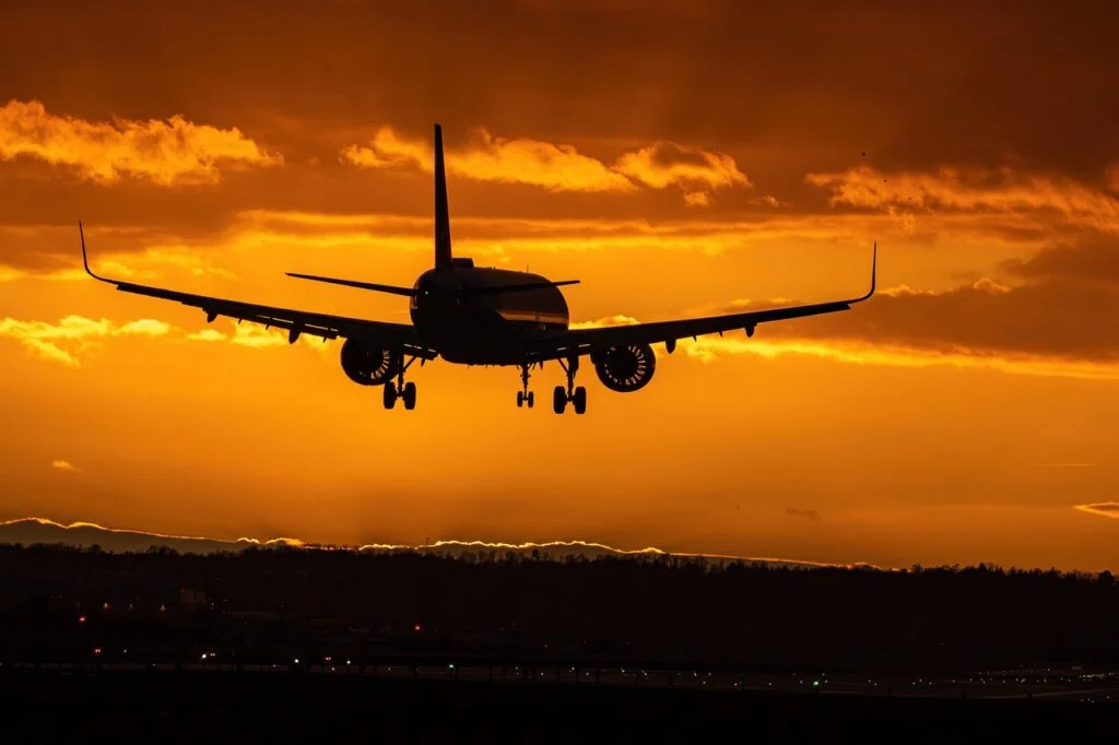 Tráfego Aéreo Global Regista Primeira Contracção Desde A Pandemia E Expõe Impacto Económico Da Crise No Médio Oriente
