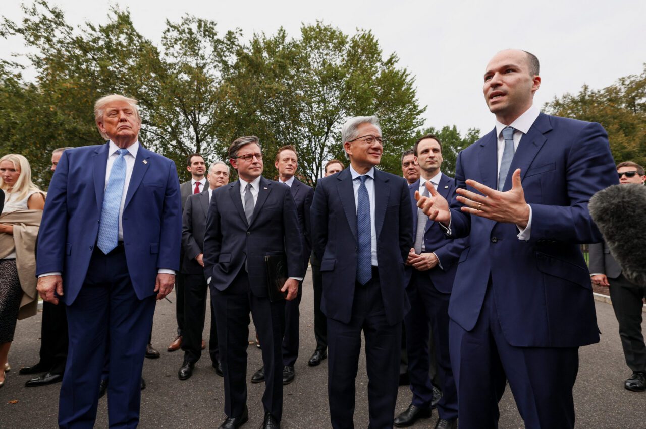 Gigantes da IA Assumem Pacto de Segurança Enquanto Trump Acelera Expansão dos Data Centers