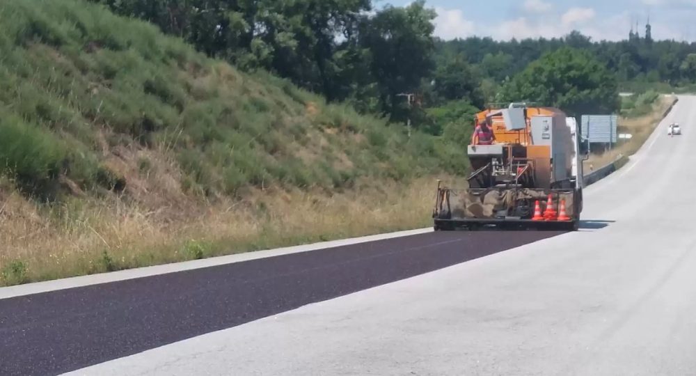 Obras de pavimentação de uma estrada
