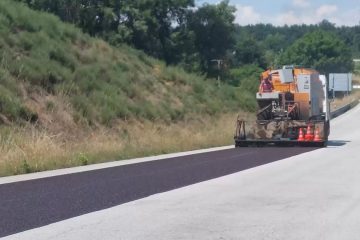 Obras de pavimentação de uma estrada