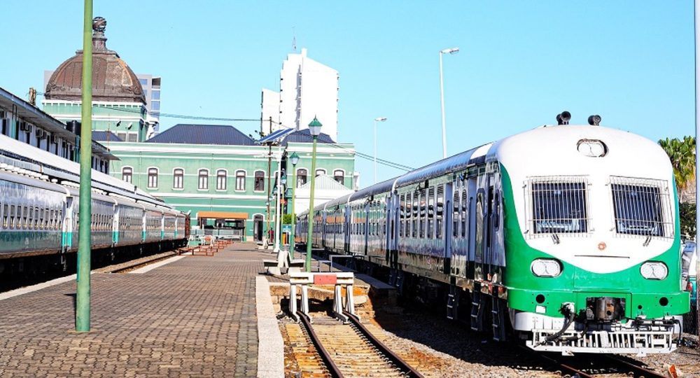 Comboio dos CFM na estação ferroviária de Maputo