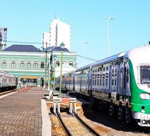 Comboio dos CFM na estação ferroviária de Maputo