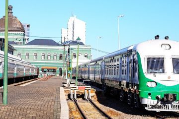 Comboio dos CFM na estação ferroviária de Maputo