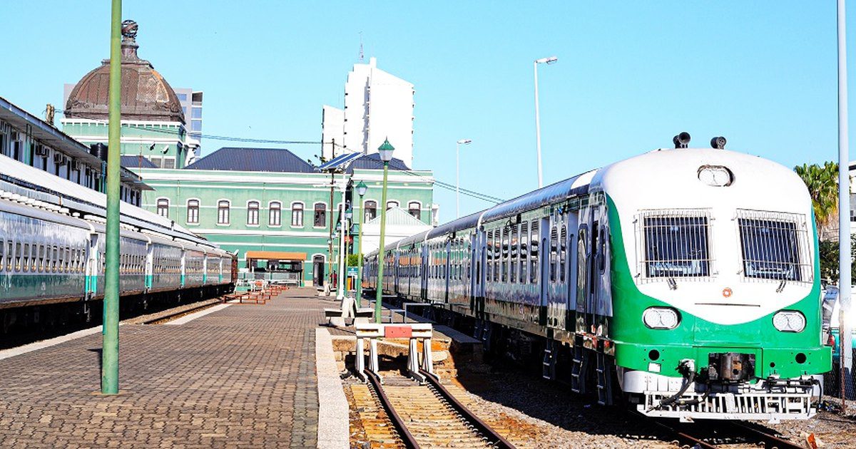 Comboio dos CFM na estação ferroviária de Maputo