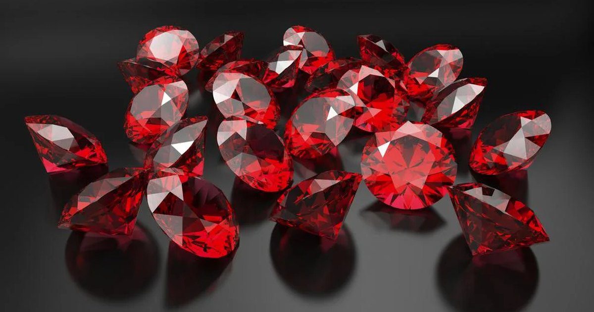 Rubis vermelhos sobre superfície escura