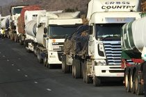 Fila de camiões de carga numa estrada