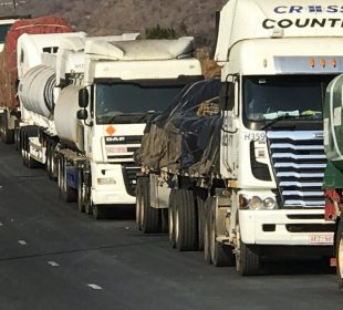 Fila de camiões de carga numa estrada