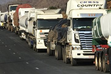 Fila de camiões de carga numa estrada