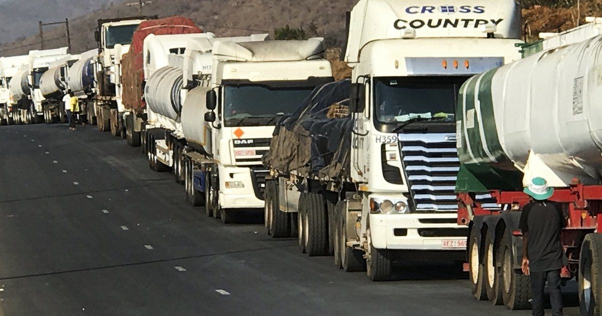 Fila de camiões de carga numa estrada