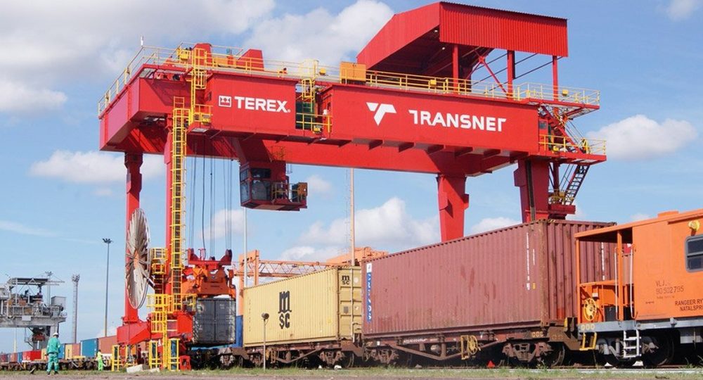 Pórtico da Transnet a movimentar contentores num terminal ferroviário
