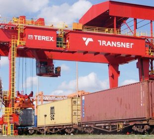 Pórtico da Transnet a movimentar contentores num terminal ferroviário