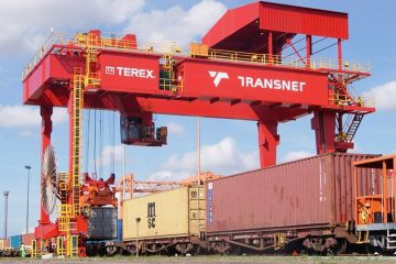 Pórtico da Transnet a movimentar contentores num terminal ferroviário