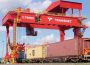 Pórtico da Transnet a movimentar contentores num terminal ferroviário